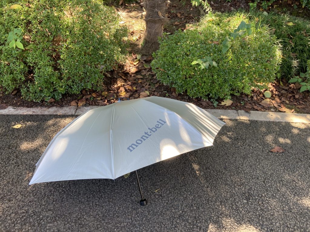 雨にも日除けにも使える折りたたみ傘、モンベル「サンブロックアンブレラ」