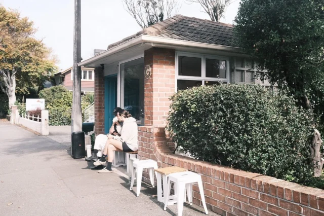 ⁂

住宅街にあった小さな珈琲屋さんのフラットホワイトとチョコブラウニーを片手に、宿からすぐの公園へ。

山には紅葉する木がほとんどなかったから、ただ気温が下がるだけであまり秋を感じなかった。でも、街は確実に秋だった。

突然歩かなくなると、１日がものすごく長い。

贅沢な悩みだわ。

２０２３-２０２４
Te Araroa in NZ

#teararoa
#teararoanewzealand
#tahiker
#invarcargill
#テアラロア
#テアラロアニュージランド
#ロングトレイル
#ロングディスタンスハイキング
#ロングトレイルハイカー
#山が好き
#自然が好き
#ロングトレイルが好き
#海外ロングトレイル
#山歩き
#山旅
#longtrail
#longdistancehiking 
#longtrailhiker
#trampingnewzealand 
#mountainhike
#hikenewzealand