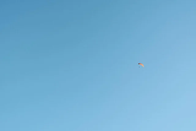 ⁂

ビルのない空をゆったり飛ぶのは、どんなに気持ちがいいのだろうか。

Whanganuiのゲストハウスに泊まったとき、スイス人の元パイロットのおじちゃんと仲良くなって「スイスに来たらセスナに乗せてあげるよ！」と言って、連絡先をくれた。

セスナって、何歳まで運転できるんだろう。
ヨーロッパアルプス見てみたい。いや、セスナに乗りたい。

２０２３-２０２４
Te Araroa in NZ

#teararoa
#teararoanewzealand
#tahiker
#queenstown
#queenstownhill
#queenstownhillsummit
#テアラロア
#テアラロアニュージランド
#ロングトレイル
#ロングディスタンスハイキング
#ロングトレイルハイカー
#山が好き
#自然が好き
#ロングトレイルが好き
#海外ロングトレイル
#山歩き
#山旅
#longtrail
#longdistancehiking 
#longtrailhiker
#trampingnewzealand 
#mountainhike
#hikenewzealand