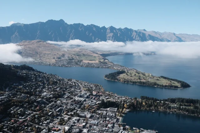 ⁂

クイーンズタウンの裏山的な、１７４８mの「Ben Lomond」。
街の中心地から近くて、徒歩のアクセスよすぎ。

ロープウェイもあるけど、Tiki Trailを辿ってもそんなに時間はかからない。

ニュージーランド最後の山、最後のトラック。

ダニーデンは曇りだったけど、晴れてくれてよかった。

２０２３-２０２４
Te Araroa in NZ

#teararoa
#teararoanewzealand
#tahiker
#queenstown
#tikitrail
#benlomond
#benlomondsummit
#テアラロア
#テアラロアニュージランド
#ロングトレイル
#ロングディスタンスハイキング
#ロングトレイルハイカー
#山が好き
#自然が好き
#ロングトレイルが好き
#海外ロングトレイル
#山歩き
#山旅
#longtrail
#longdistancehiking 
#longtrailhiker
#trampingnewzealand 
#mountainhike
#hikenewzealand