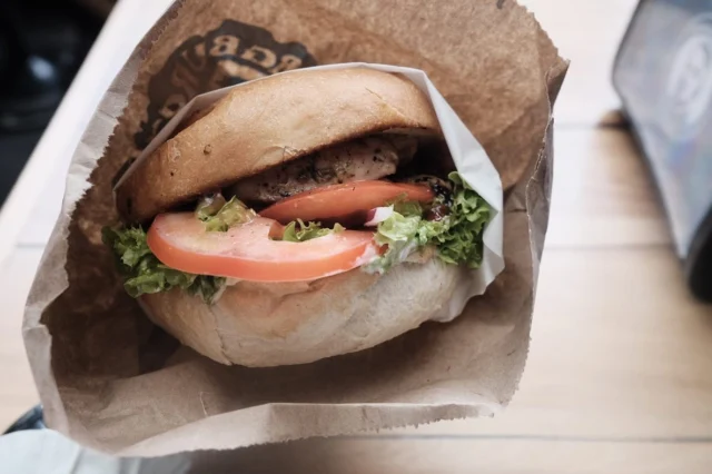 ⁂

とりあえず食べとけ、と言われた「FERG BURGER」。
通り、うまかった。バンズがめっちゃうまかった。

開店の時間に行ったら１０分くらいですんなり買えたけど、１時間後くらいには長い列になっていた。

翌日、隣の「FERG BAKER」でクリームの入ったパンを買ってみたら、こっちもめっちゃうまかった。

パイとかいろいろ食べたかったなあ。
一人旅は胃がひとつだからグルメには不便。

２０２３-２０２４
Te Araroa in NZ

#teararoa
#teararoanewzealand
#tahiker
#queenstown
#fergburger
#fergbaker
#テアラロア
#テアラロアニュージランド
#ロングトレイル
#ロングディスタンスハイキング
#ロングトレイルハイカー
#山が好き
#自然が好き
#ロングトレイルが好き
#海外ロングトレイル
#山歩き
#山旅
#longtrail
#longdistancehiking 
#longtrailhiker
#trampingnewzealand 
#mountainhike
#hikenewzealand